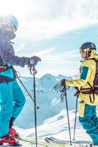 Zwei Skifahrer am Gipfel in Ischgl